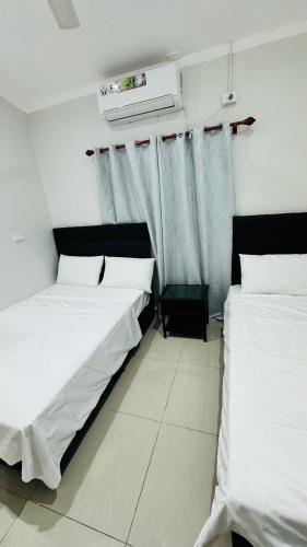 Giường trong phòng chung tại Lux Apartments
