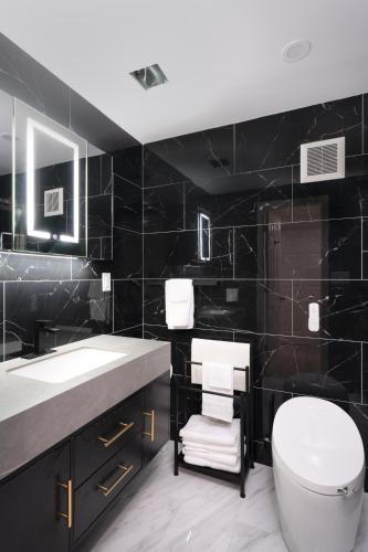 Bilik mandi di Upscale 4BR Retreat at the Reservoir!