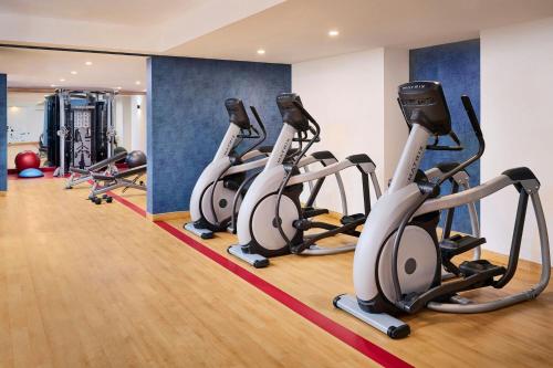 a row of exercise bikes in a gym at Sheraton Hamilton Hotel in Hamilton