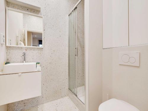une salle de bain avec une douche, des toilettes et un lavabo dans l'établissement Studio of choice - 2P - Nanterre, à Nanterre