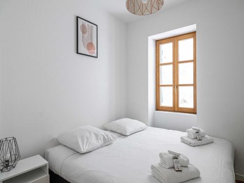 - 2 lits dans une chambre blanche avec des serviettes dans l'établissement Magnificent renovated 2 bedroom apartment, Terrace, à Cannes