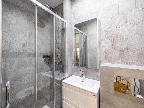 une salle de bain avec une douche, un lavabo et un miroir dans l'établissement Magnificent renovated 2 bedroom apartment, Terrace, à Cannes