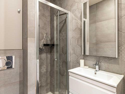 une salle de bain avec un lavabo et une douche dans l'établissement Renovated Cozy Apartment in Cannes Meynadier, à Cannes