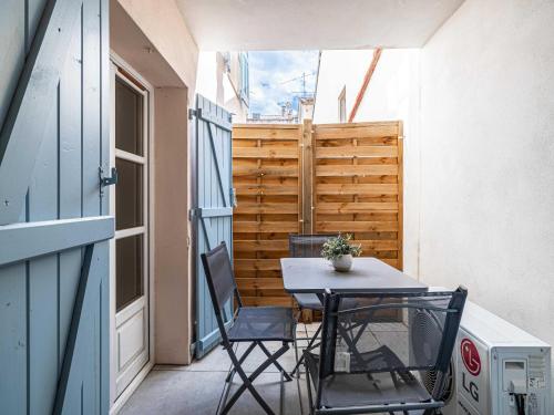 d'un petit balcon avec une table et des chaises sur la terrasse. dans l'établissement Renovated Cozy Apartment in Cannes Meynadier, à Cannes
