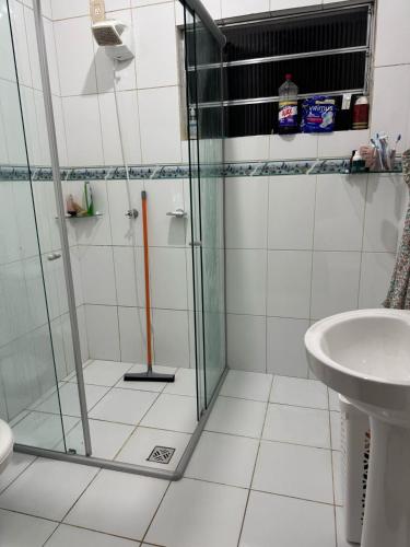 a bathroom with a shower and a sink at Chácara Aconchegante para COP 30 in Belém