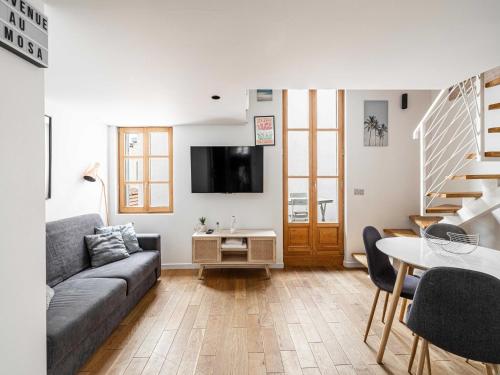 un salon avec un canapé et une table dans l'établissement Magnificent Duplex - Meynadier Cannes Center, à Cannes