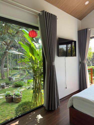 - une chambre avec une fenêtre donnant sur un jardin dans l'établissement Gobies Garden, à Mộc Châu