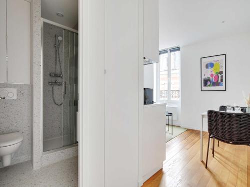 une salle de bain blanche avec douche et toilettes dans l'établissement Chic and Cosy Studio - 2P- Nanterre, à Nanterre