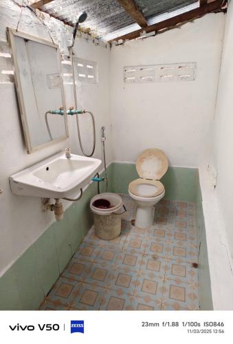 a bathroom with a toilet and a sink at DONDET Garden Guest House in Don Det