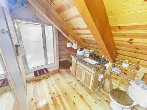 una vista aérea de un baño en una cabaña de madera en Modern Family Cabin with Deck, BBQ, Views and Playroom, en Duck Creek Village