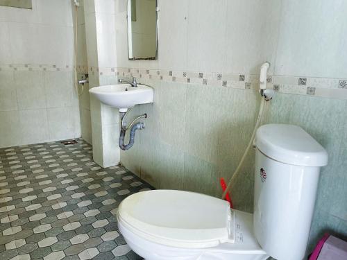 a bathroom with a toilet and a sink at Bien Sao Hotel in Ho Chi Minh City