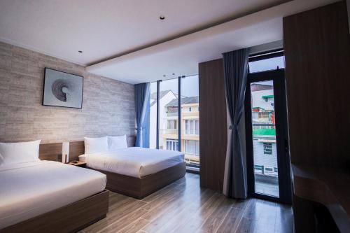 Katil atau katil-katil dalam bilik di Enjoy Apartment & Hotel