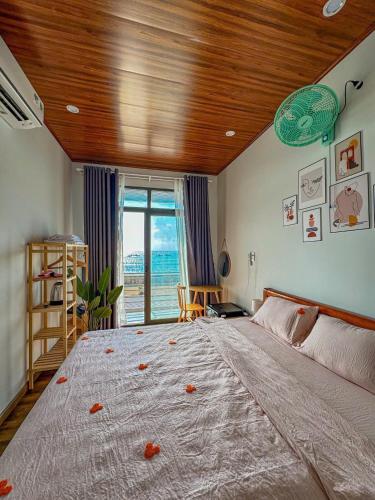 a bedroom with a large bed with a wooden ceiling at Vile Villa- Homestay 2 Đảo Phú Quý in Cu Lao Thu