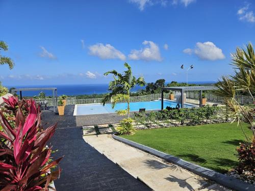 un cortile con piscina e giardino di Dreamscape Villa a Ocho Rios