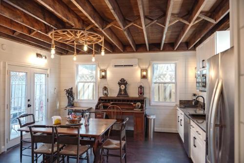 Η κουζίνα ή μικρή κουζίνα στο Luxury Historic Carriage House