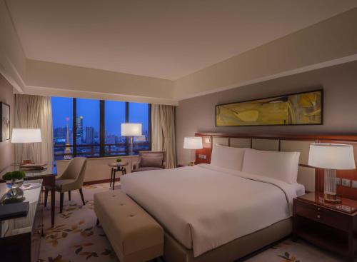 Uma cama ou camas num quarto em The Portman Ritz-Carlton Shanghai