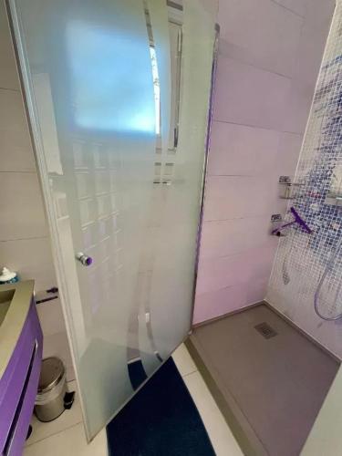 une douche avec une porte vitrée dans une salle de bain dans l'établissement Appartement moderne avec vue mer à Six-Fours-les-Plages, à Six-Fours-les-Plages