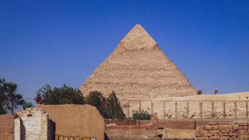 a view of the pyramids of giza in cairo at Pyramids Lounge Guest House in Cairo