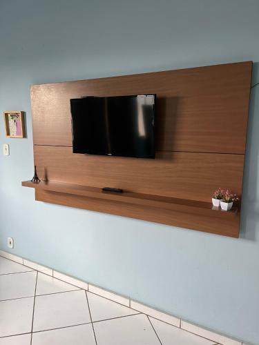 a flat screen tv hanging on a wall at Apartamento Centro de Alfenas! in Alfenas