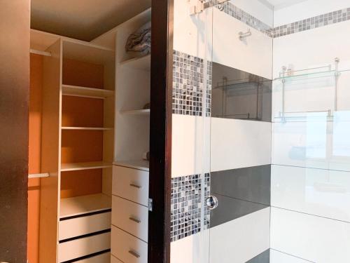 a walkin closet with a glass shower at Departamento con Piscina, Jacuzzi y GYM in Guayaquil