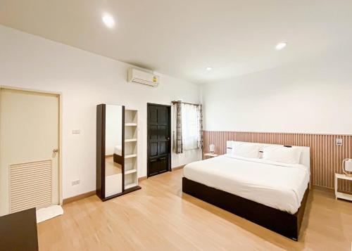 Ένα ή περισσότερα κρεβάτια σε δωμάτιο στο บ้านเลียบโขง@นครพนม