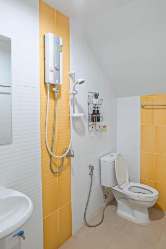 a bathroom with a toilet and a sink at บ้านเลียบโขง@นครพนม in Nakhon Phanom