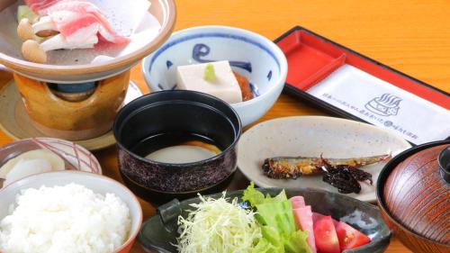 een tafel met verschillende soorten eten in kommen bij Ryokan Maruya in Yufu