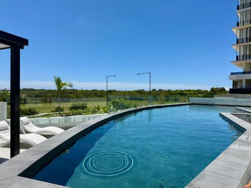 una piscina in cima a un edificio di Azzure Bokarina Penthouse- Brand New- Ocean View- Resort Style Pool- Steam Room a Bokarina