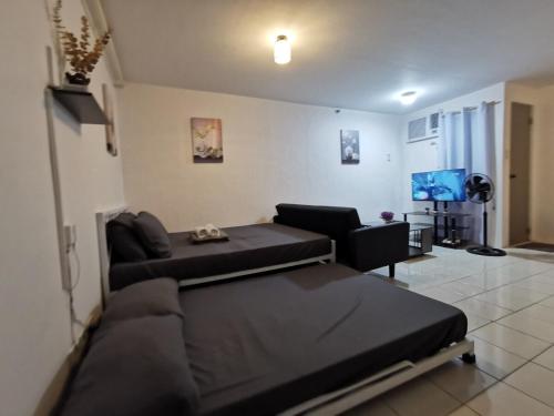 Χώρος καθιστικού στο Luna staycation Cozy Condo near Enchanted Kingdom