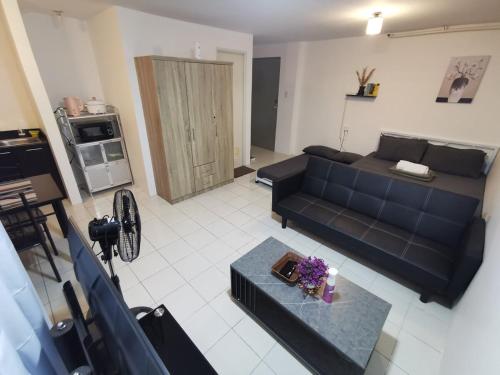 Η κουζίνα ή μικρή κουζίνα στο Luna staycation Cozy Condo near Enchanted Kingdom