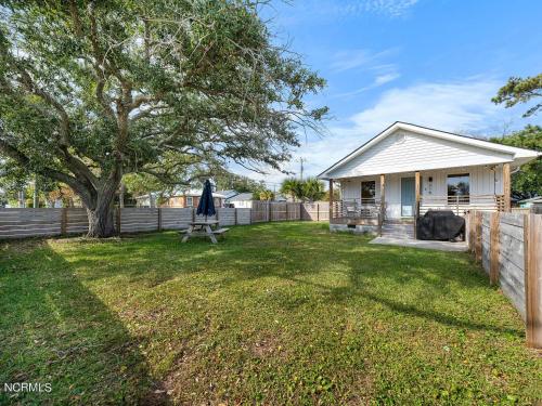 Zahrada ubytování Twin Tides Beach House at Carolina Beach - Unit 1
