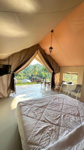 En eller flere senge i et værelse på Private Glamping