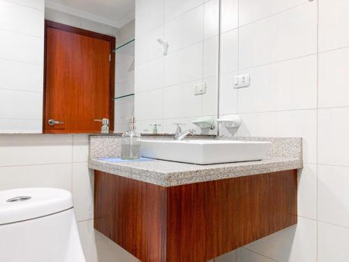 a bathroom with a sink and a toilet at Departamento con Piscina, Jacuzzi y GYM in Guayaquil