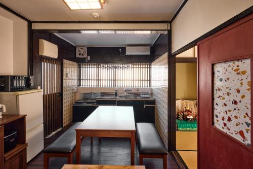 Dapur atau dapur kecil di Villa Hakone Kabuto 古民家旅館 150平米 バス停迄一分 準天然温泉 最大12名