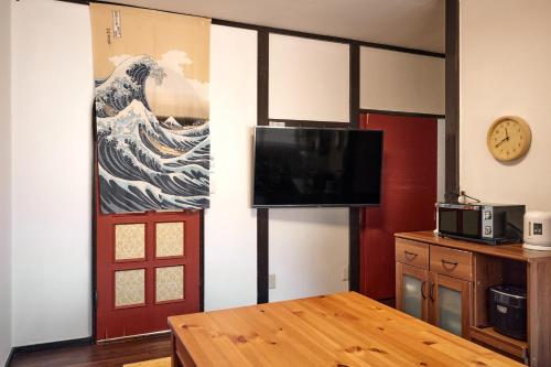 Dapur atau dapur kecil di Villa Hakone Kabuto 古民家旅館 150平米 バス停迄一分 準天然温泉 最大12名