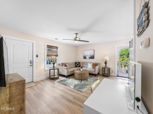 TV a/nebo společenská místnost v ubytování Twin Tides Beach House Carolina Beach - Unit 2