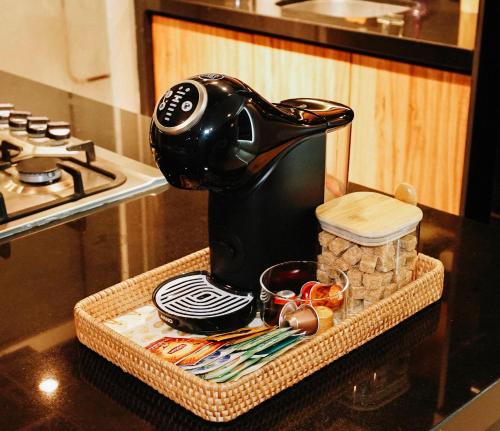 Παροχές για τσάι/καφέ στο Equipetrol-Chic 2BR Apt King Beds, Fast WiFi, Pool, Top Location & Café Scene