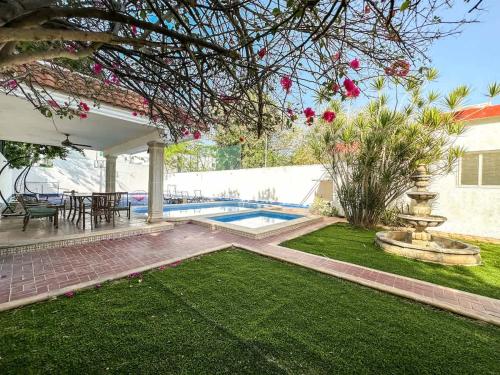 a backyard with a swimming pool and a house at Alojamiento para 3 personas en Casa Alpha in Mérida