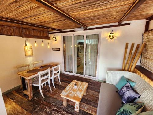 Cozy Apt near Beach with Fine Cuisine & Pool TRR7