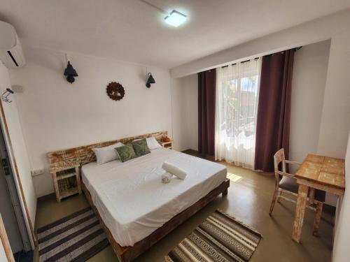 Postel nebo postele na pokoji v ubytování The Rustic Chic Suite