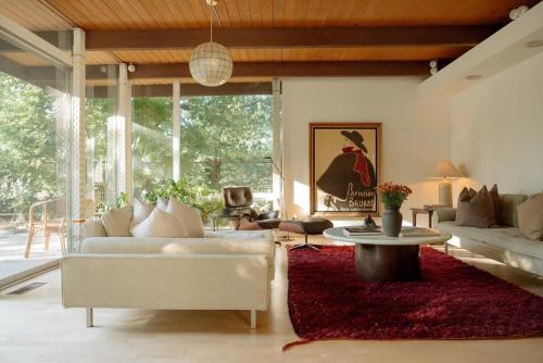 Posezení v ubytování Villa Mountain Getaway with a Pool Hot Tub 5 Beds