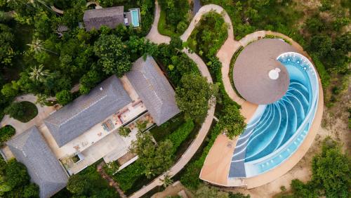 einen Blick über einen Pool und ein Gebäude in der Unterkunft Island Escape Burasari in Phuket