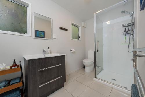 ein Badezimmer mit Dusche, Waschbecken und Toilette in der Unterkunft Roselle Farm Cottage in Portobello