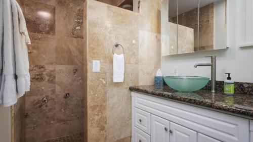 Koupelna v ubytování Walua Hale, By The Trail