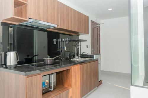 Una cocina o zona de cocina en Botum Domrey Hotel