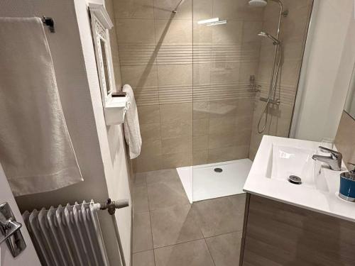 une salle de bain avec douche et lavabo dans l'établissement Bel appart 2 pièces 5 pers - Port Camargue - FR-1-731-125, au Grau-du-Roi