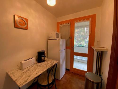 une petite cuisine avec un comptoir et un réfrigérateur dans l'établissement Studio lumineux avec climatisation, parking et animaux admis à Balaruc - FR-1-503-181, à Balaruc-les-Bains