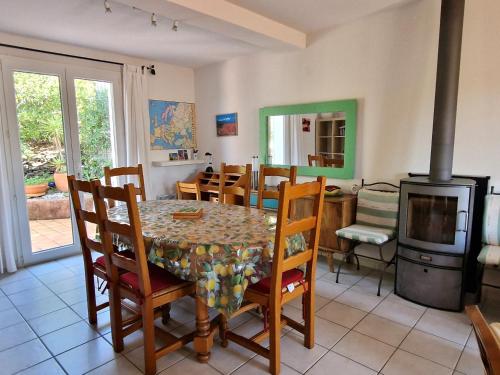 - une salle à manger avec une table et une cuisinière dans l'établissement BANYULS-SUR-MER Maison 8 pers, 104 m² - FR-1-309-496, à Banyuls-sur-Mer
