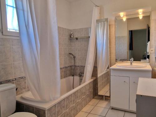 une salle de bain avec une baignoire, des toilettes et un lavabo dans l'établissement BANYULS-SUR-MER Maison 8 pers, 104 m² - FR-1-309-496, à Banyuls-sur-Mer