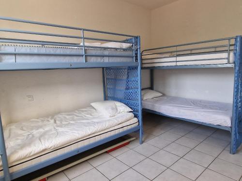 une chambre avec deux lits superposés dans une pièce dans l'établissement BANYULS-SUR-MER Maison 8 pers, 104 m² - FR-1-309-496, à Banyuls-sur-Mer